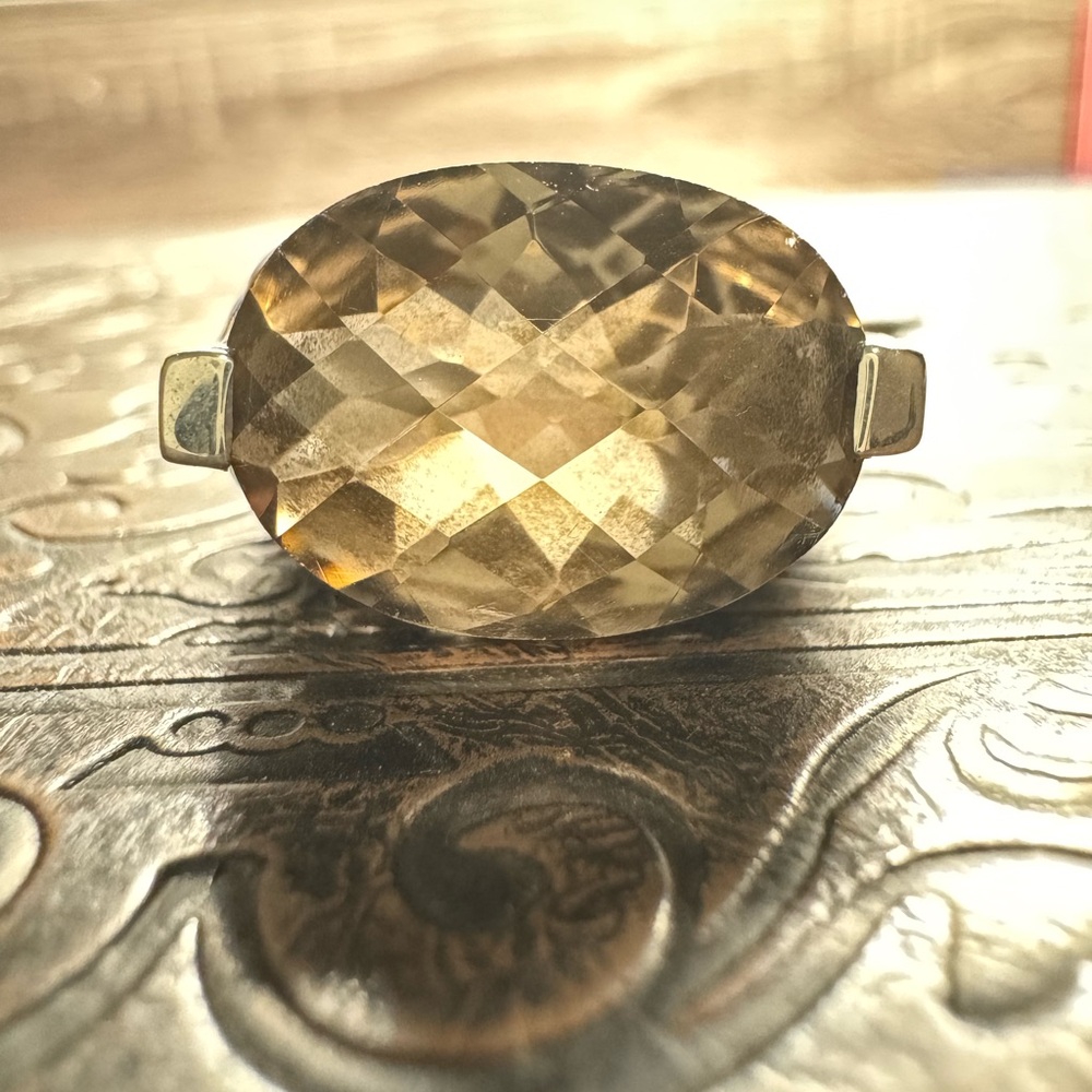 Elegant Gold-Toned Gemstone Ring